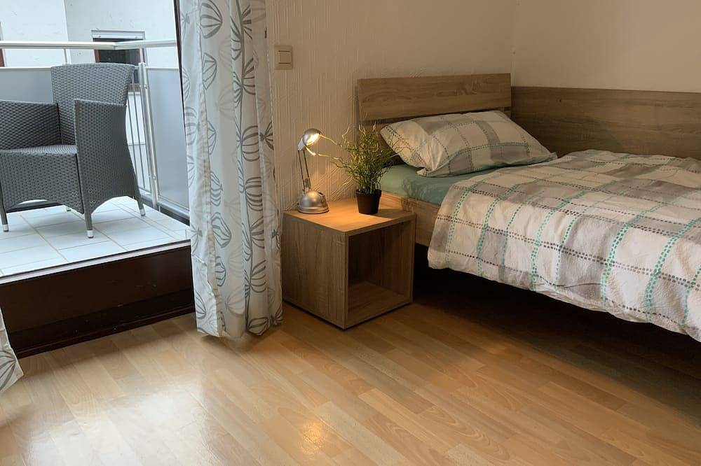Room for fitters with shared bathroom and balcony in Weiterstadt, Hesse del Sur