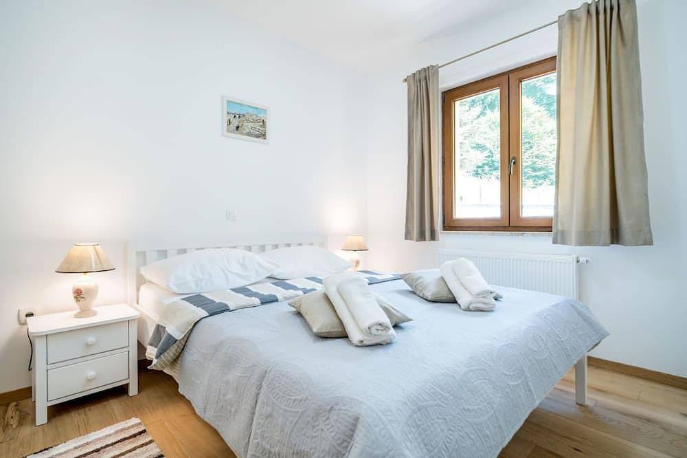 Wunderbares alleinstehendes Ferienhaus mit privatem Pool,  W-Lan, Tv, Terrasse und Haustiere erlaubt in Jablanac, Naturpark Velebit