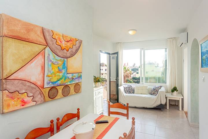 Apartamento entero, Apartamento Cala en Forcat 34 con balcón y piscina compartida in Cala Blanes, Ciudadela