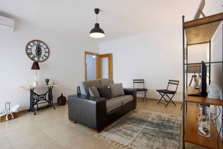 Casa de vacaciones 'Tina House' con terraza privada, Wi-Fi y aire acondicionado in Ferrel, Leiria District
