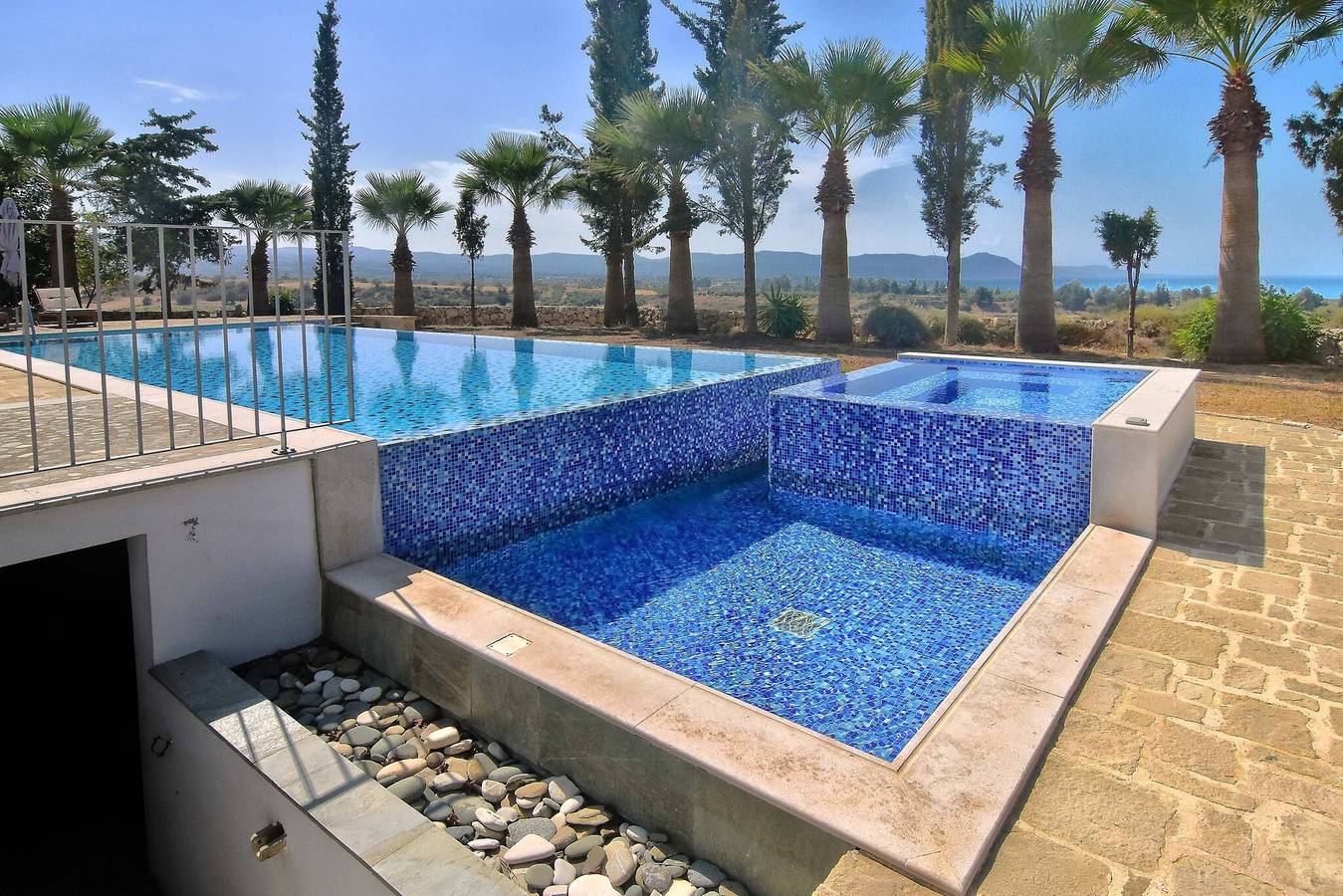 Incredible Large Villa In Paphos sleeps 14 Children Pool, Jacuzzi, Huge Garden in Πόλις Χρυσοχούς, Syd Cypern