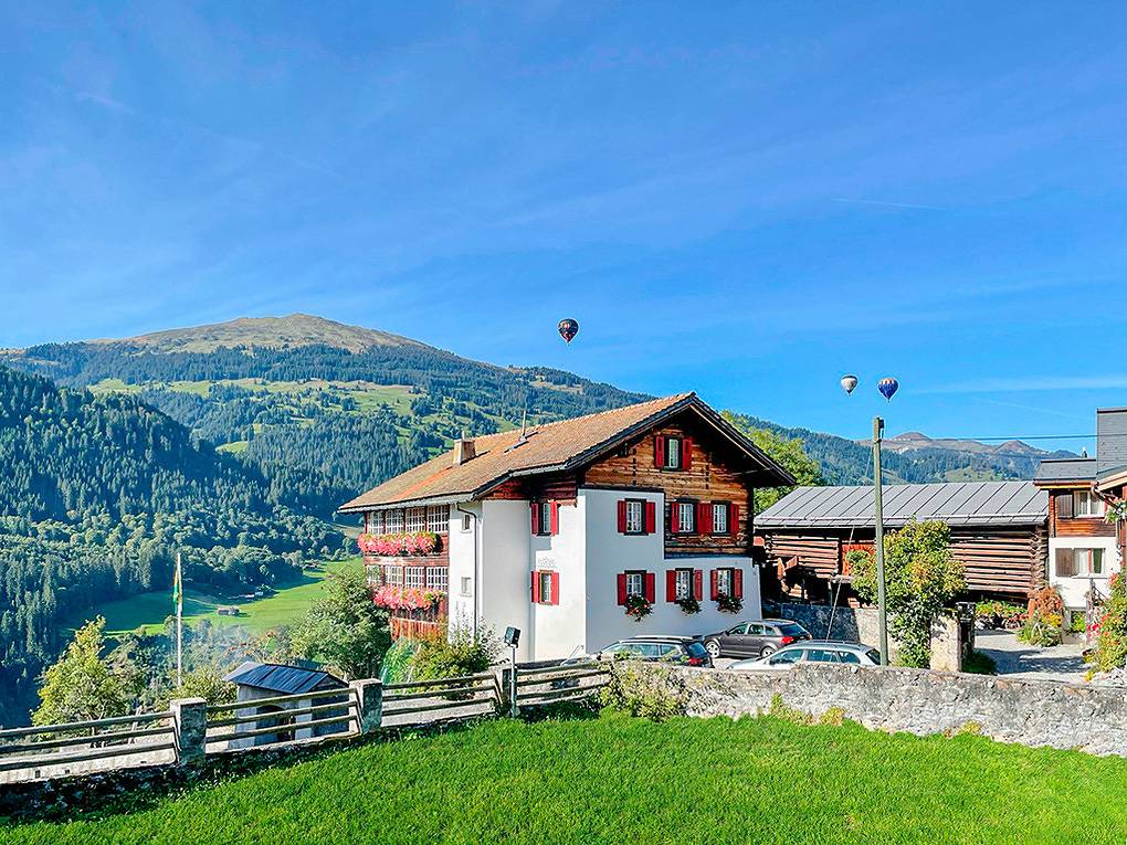 Entire holiday apartment, Holiday apartment for 8 people with view in Luzein, Plessur alps