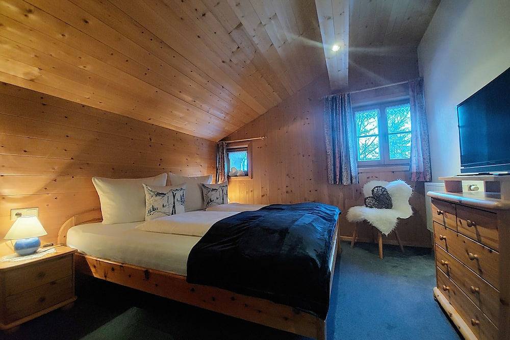 Ferienhaus mit Wintergarten und Kamin u. Gartengrill in Alleinlage in den Bergen in Rätikon Gebirgsgruppe, Tschagguns