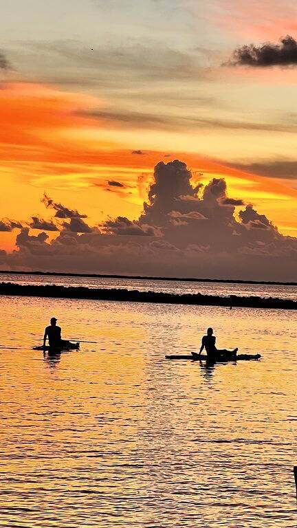 Schöne große Haus am Wasser in der Bucht mit beleuchteter Fishing Pier. in Grand Isle, Jefferson Parish
