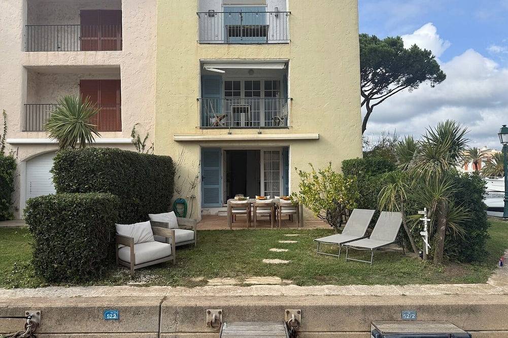 Gelijkvloersappartement, topligging te Port Grimaud Ruime tuin en aanmeerplaats. in Port Grimaud, Grimaud