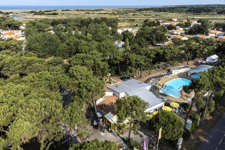 Camping pour 4 personnes, avec terrasse, animaux acceptés aux Les Sables-d'Olonne - 2