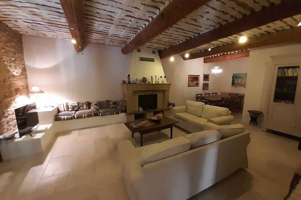 Mas with swimming pool, near Avignon, ideal for a family holiday. in Althen-des-Paluds, Vaucluse
