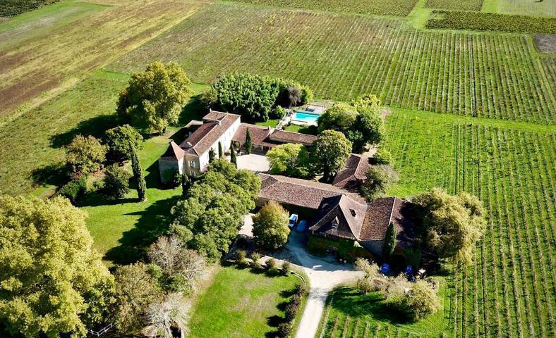 Cottage pour 2 personnes, avec terrasse et jardin ainsi que vue et piscine à Duravel