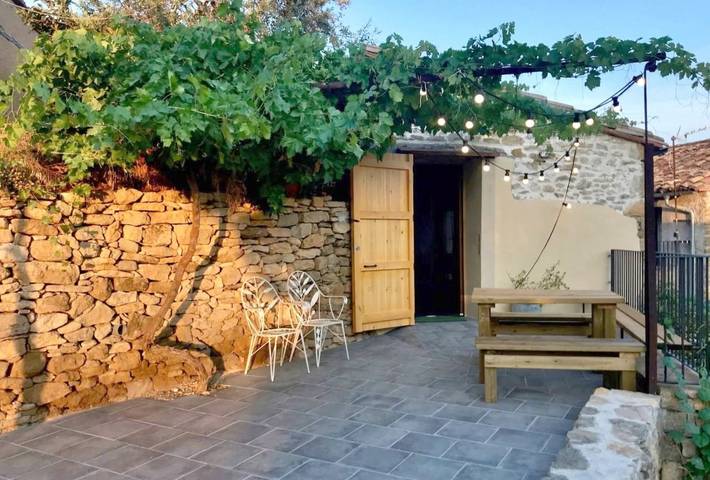 Gîte pour 3 personnes, avec Balcon et Terrasse ainsi que Jardin et Vue à Àger