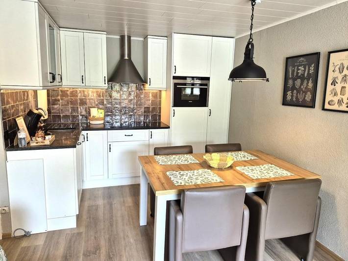 Gîte pour 4 personnes, avec Terrasse et Jardin ainsi que Piscine et Vue dans Grottes de Han - 3