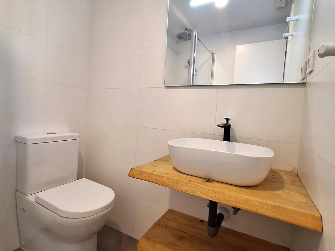 Apartamento vacacional entero, Charming Madrid Ciudad lineal - Coqueto estudio con Ac in Parque de las Avenidas, Madrid