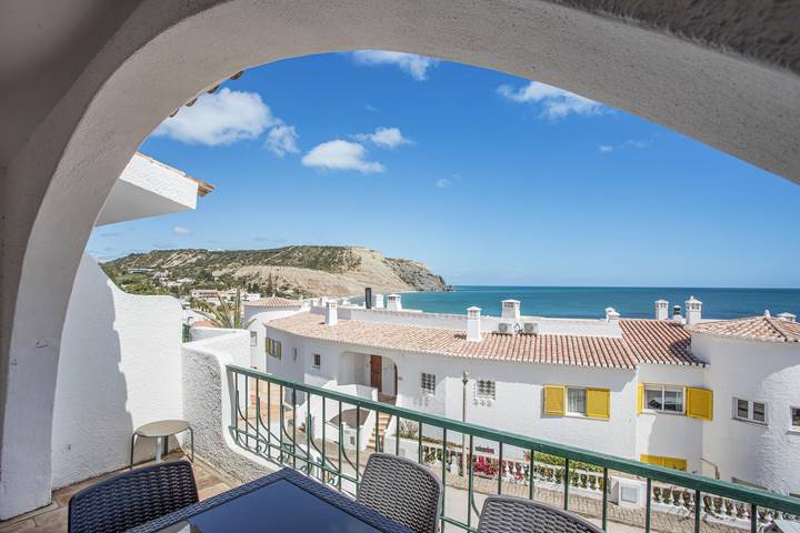 Appartamento intero, Appartamento per le vacanze Casa Vista Mar con vista sul mare, Wi-Fi, giardino e terrazza. Parcheggio disponibile in strada in Praia da Luz, Luz
