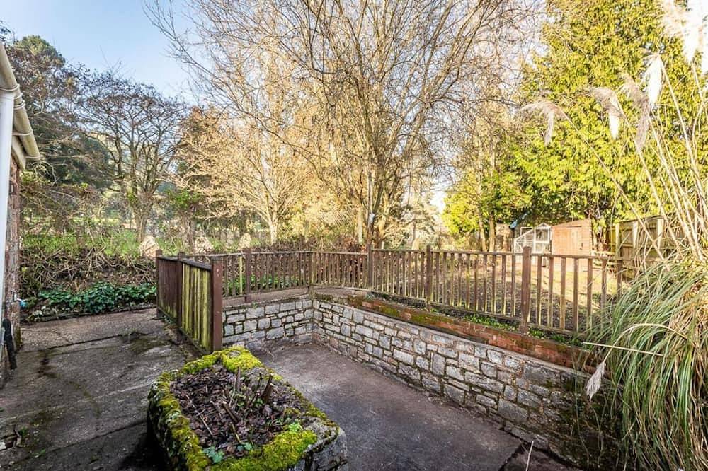 Charming character lodge in cemetery grounds in Exeter, Devon