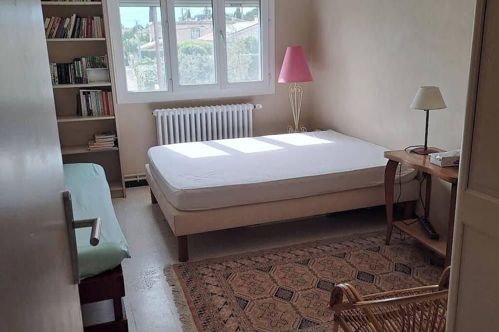 Exclusive triple room for 3 people, 1 baby. in Pélissanne, Region de Aix-en-Provence