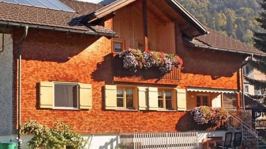 Ferienwohnung für 3 Personen, mit Balkon und Garten in Schoppernau