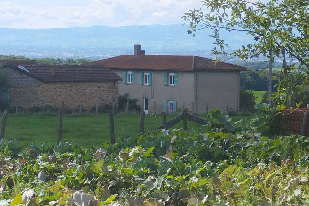 Gîte des hortensias à la ferme  avec vu sur les collines environnantes in Coutouvre, Région de Roanne