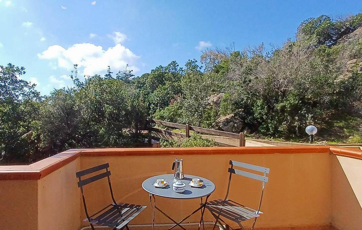 Appartement de vacances entier, Charmant appartement avec piscine et terrasse, à 1 km de la plage de Li Cozi in Costa Paradiso, Trinità d'Agultu e Vignola
