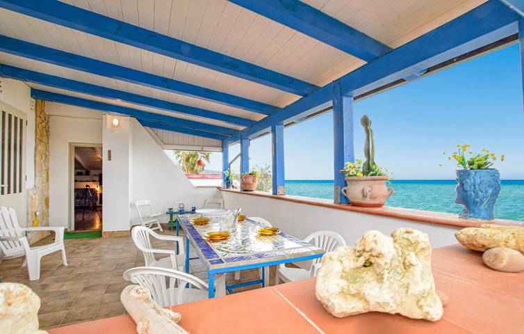 Appartement de vacances entier, Appartement avec vue sur la mer, terrasse et parking, à 100 m de la plage de Pietrarossa in Marina di Caronia, Caronia