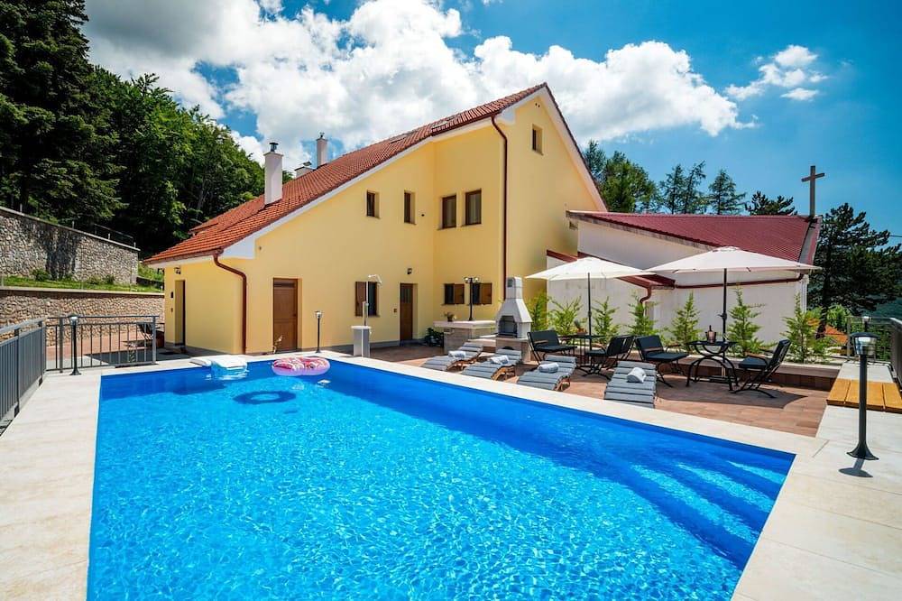 Wunderbares alleinstehendes Ferienhaus mit privatem Pool,  W-Lan, Tv, Terrasse und Haustiere erlaubt in Jablanac, Naturpark Velebit