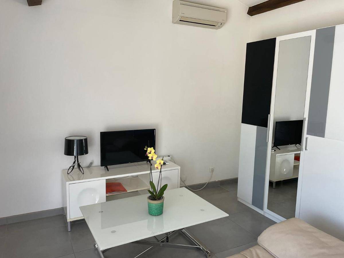 Appartement entier, Studio charmant avec terrasse in Lançon-Provence, Côte méditerranéenne (France)