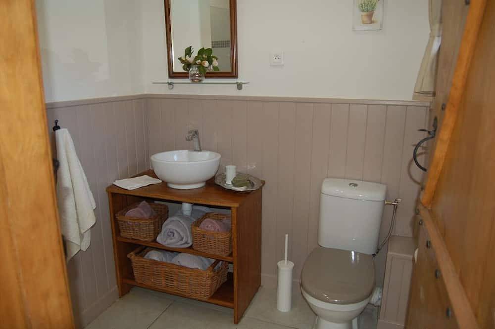 Coastal cottage with heated pool and gardens, 10 mins to beach in Plomodiern, Région de Châteaulin
