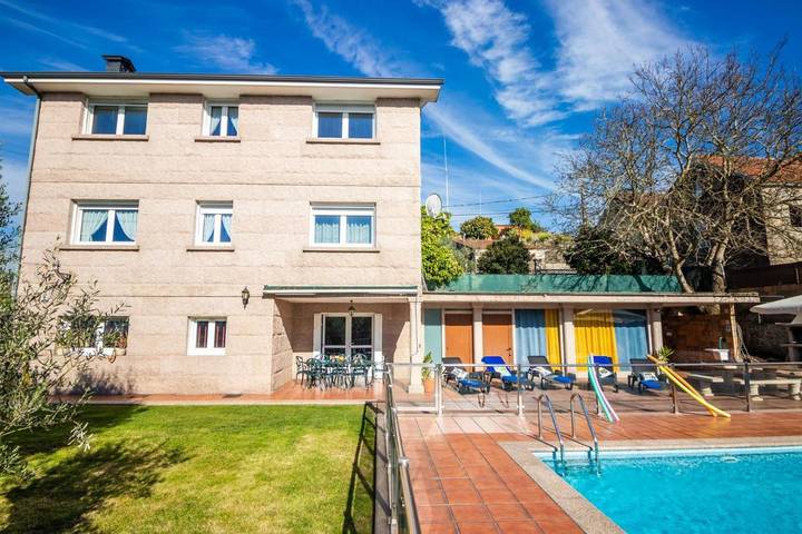 Location de vacances pour 12 personnes, avec vue ainsi que jardin et piscine, animaux acceptés à Pontevedra - 2