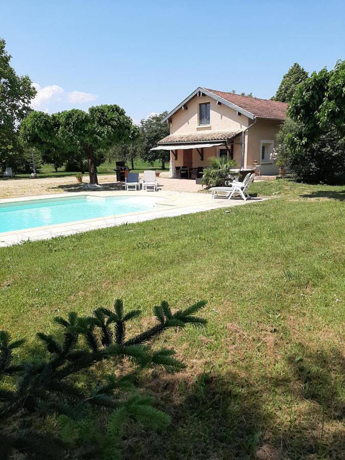 Gîte pour 4 personnes, avec terrasse et vue ainsi que jardin et piscine à Biziat