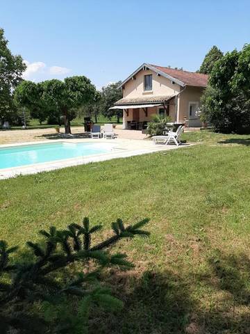 Gîte pour 4 personnes, avec terrasse et piscine ainsi que vue et jardin à Biziat
