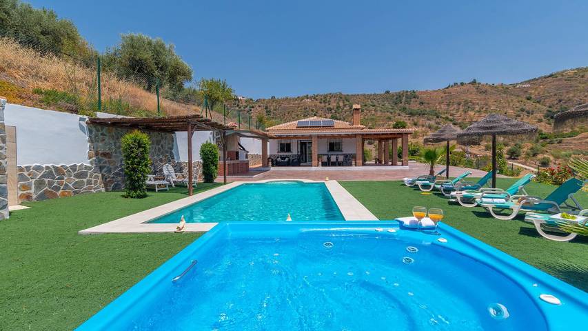 Villa for 8 people, with Balcony/Terrace and Hot tub as well as Pool in Arenas
