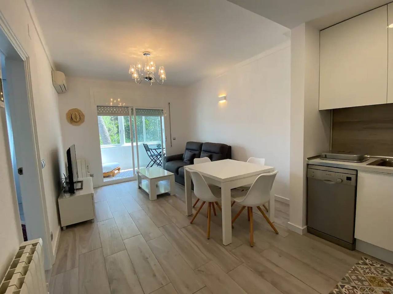 Apartamento entero, Apartamento 'Montiro' con vistas a la montaña, Wi-Fi y aire acondicionado in La Escala, Alt Empordà