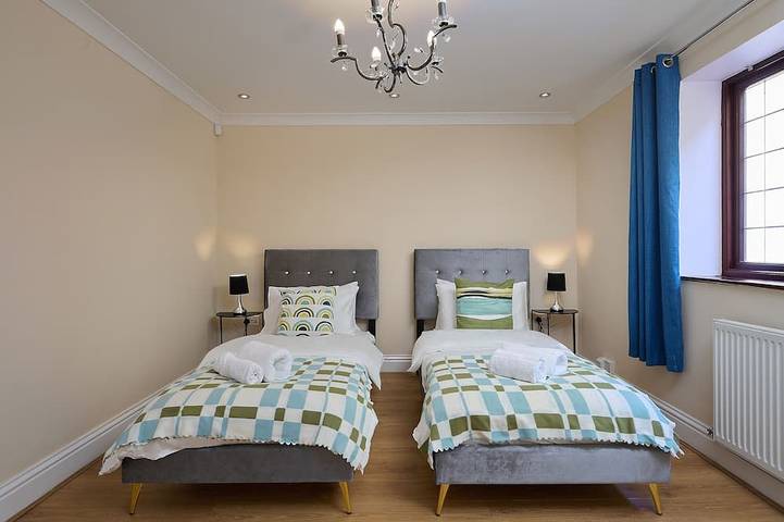 Spacious home 4 large families, contractors welcome in Staffordshire