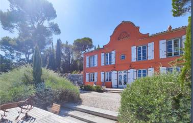 Gîte pour 10 personnes, avec jardin ainsi que piscine et terrasse, adapté aux familles à Ouveillan