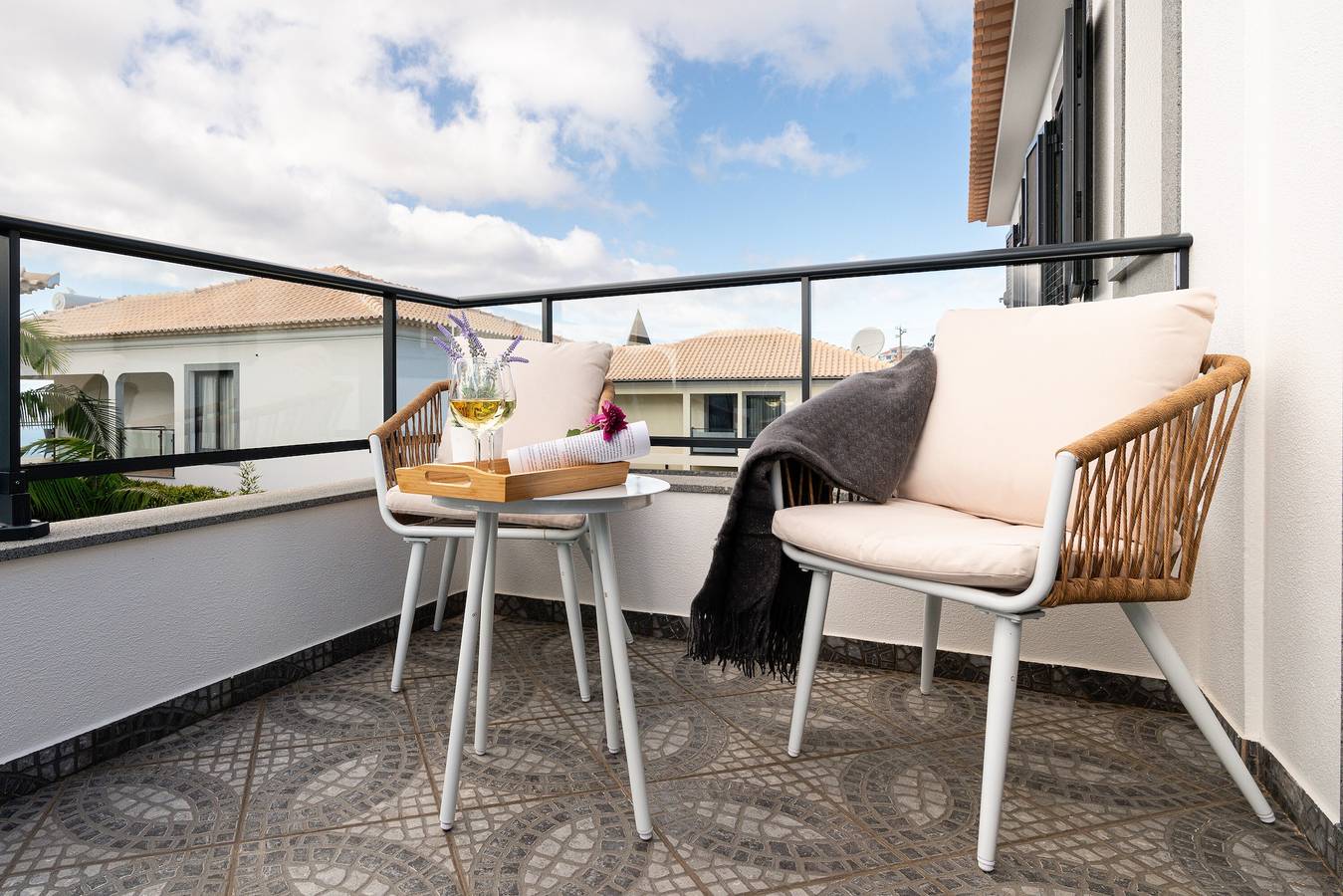 Ferienhaus 'Melblue' mit Meerblick, privater Terrasse und Wlan in Estreito da Calheta, Madeira