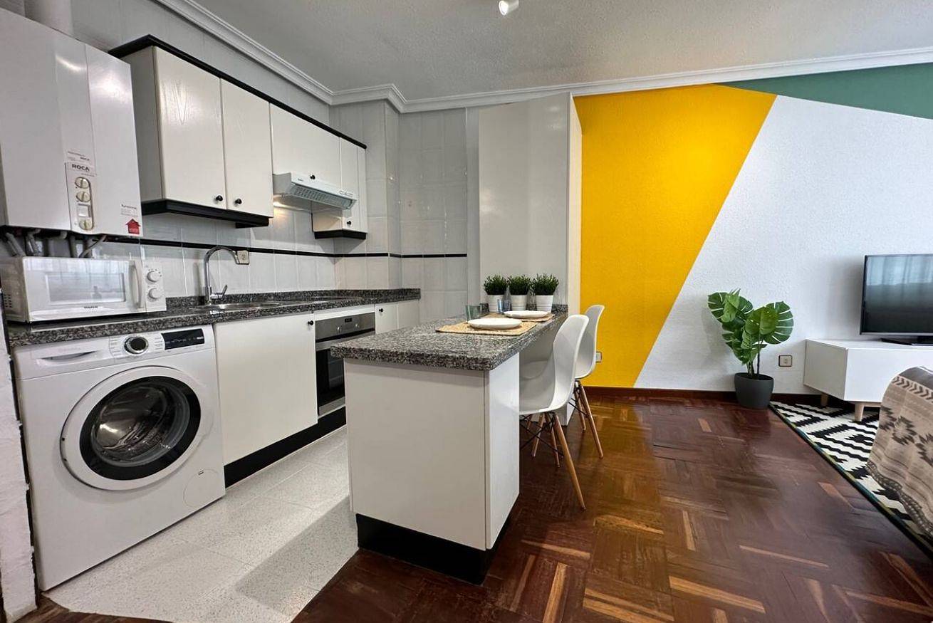 Appartamento intero, Cozy Apartment with Wi-Fi & Full Kitchen in Oviedo, Montagne Cantabriche
