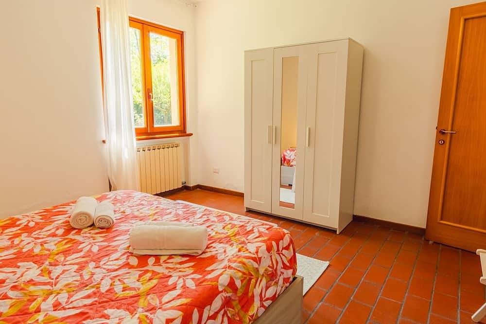 Wohnstätte-Poolblick-Eigenes Badezimmer-Apartment-lago di garda vacanza in Costermano, Gardasee-Berge