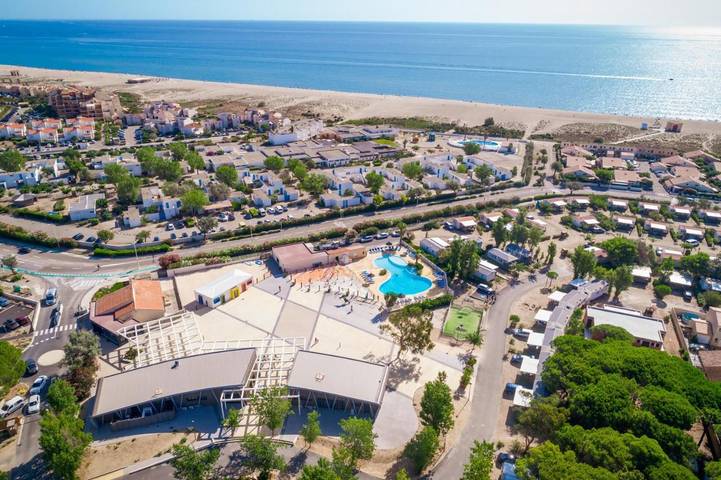 Camping pour 8 personnes, avec piscine et terrasse