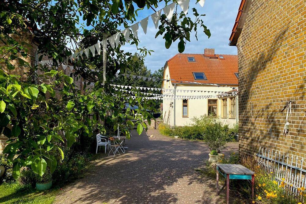 Ferienhof Schmetterlingsgarten – Ferienwohnung 2 – Dachgeschoss mit Garten in Jakobshagen, Boitzenburger Land