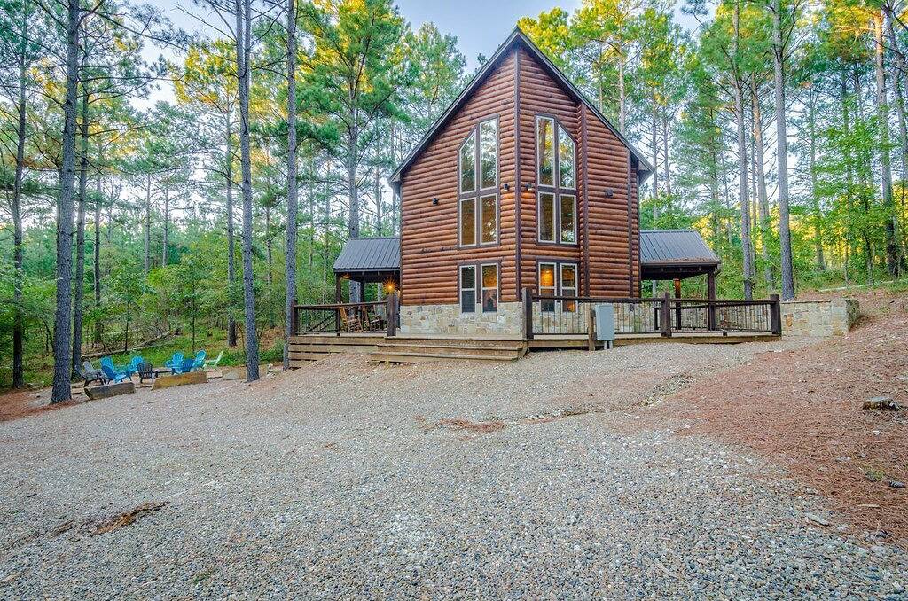 Gelbe Rosen sind für ihre Symbolik der Freundschaft und Fürsorge bekannt. in Broken Bow, Broken Bow Lake