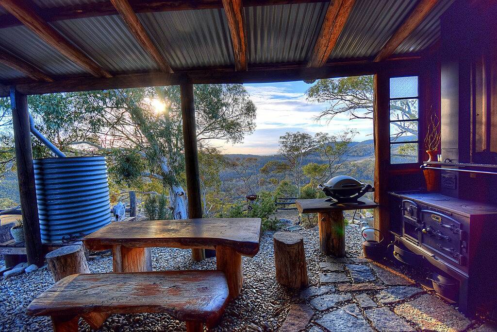 Bush Grove auf der schneebedeckten Fluss in Jindabyne, New South Wales