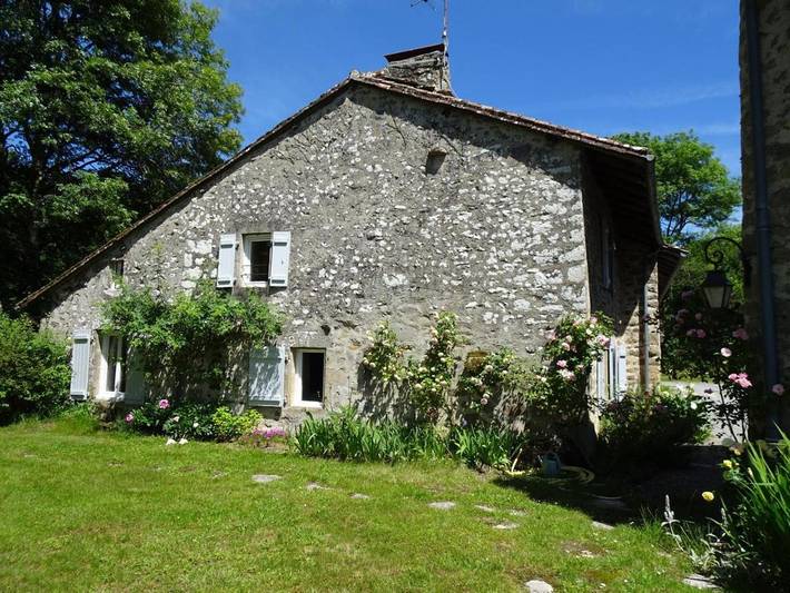 Location de vacances pour 4 personnes, avec jardin ainsi que piscine et terrasse à Compreignac - 2