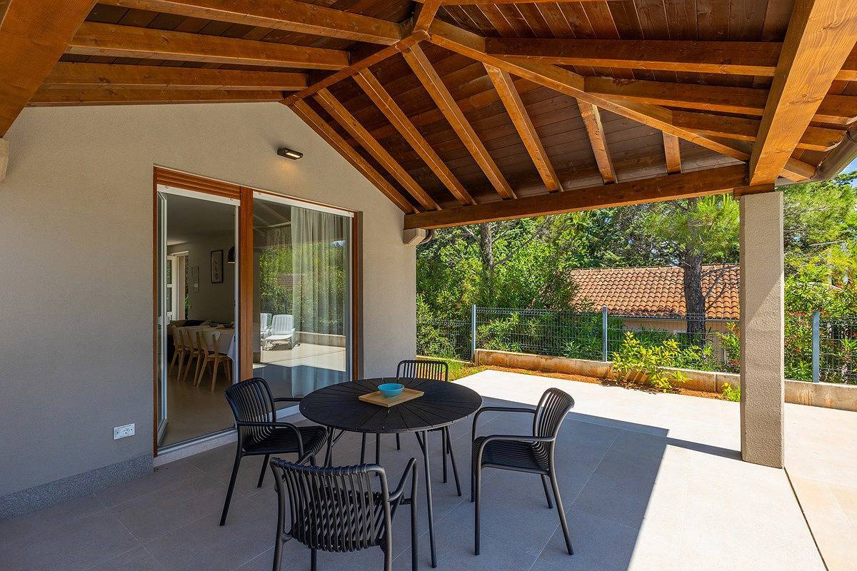 Willa z odkrytym basenem i blisko plaży in Premantura, Południowe Wybrzeże Istrii