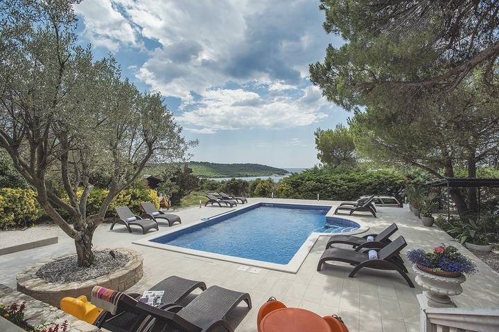 Maison de vacances pour 16 personnes avec piscine in Lijom, Banjole