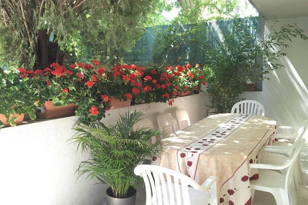 Villa 5* Paris Porte d'Italie, Garden, 2 Parkings in Le Kremlin-Bicêtre, Val-de-Marne
