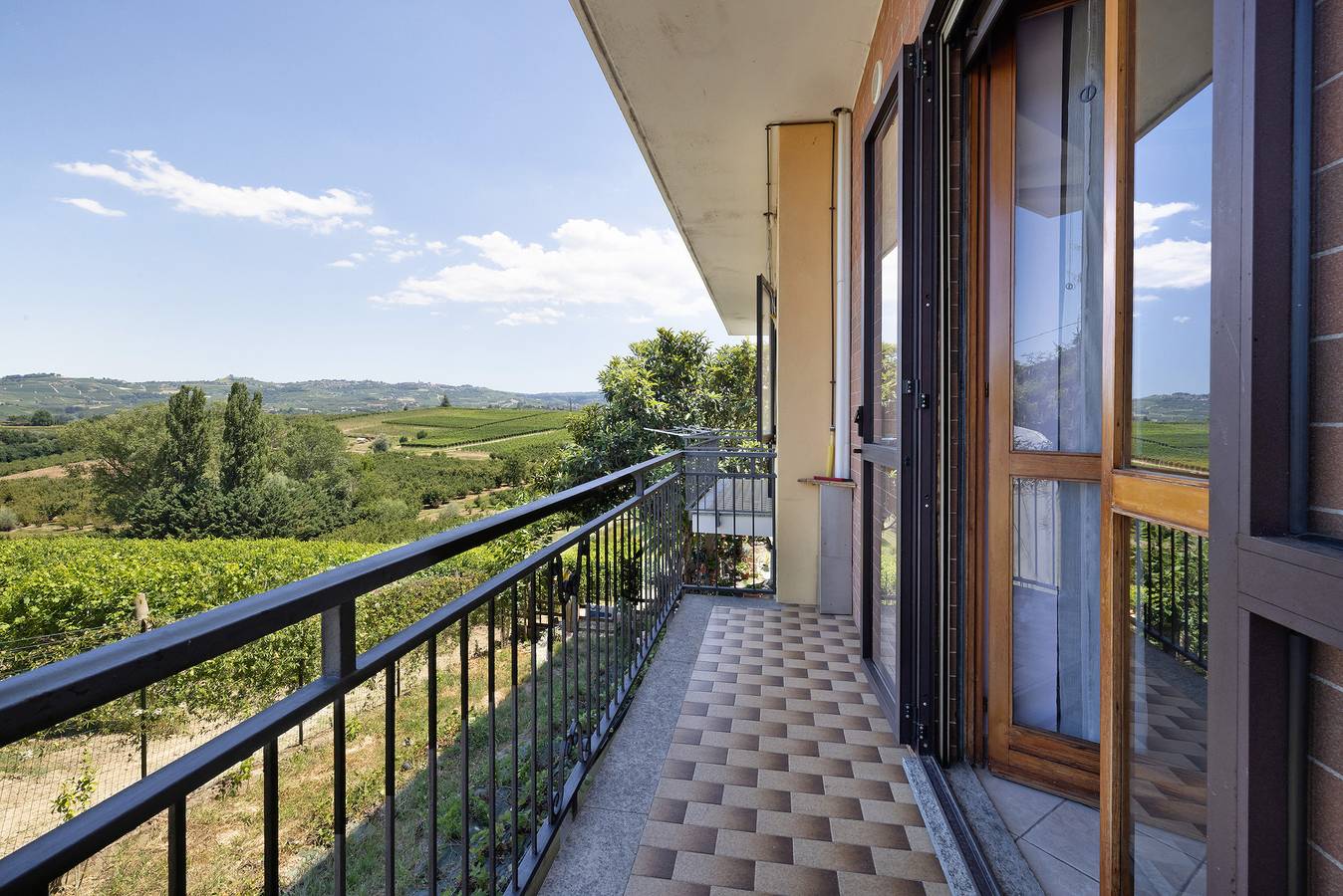 Ganze Wohnung, Ferienwohnung 'Carbone' mit Privatterrasse, Wi-Fi und Klimaanlage in Roddi, Langhe