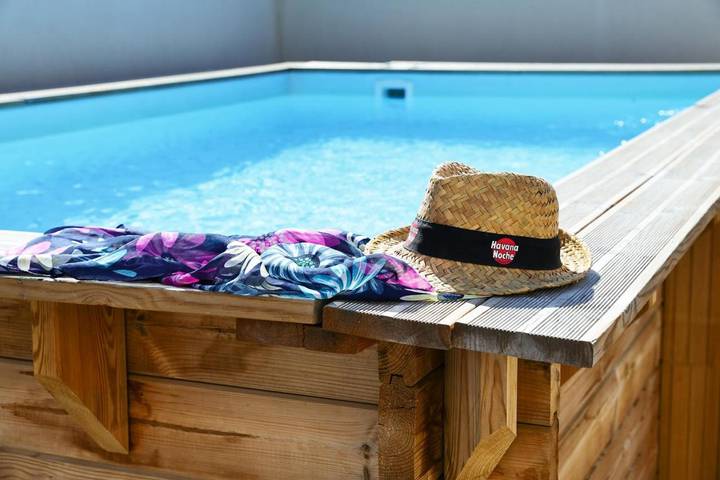 Location de vacances pour 6 personnes, avec terrasse ainsi que jardin et piscine à Saint-Étienne-du-Grès