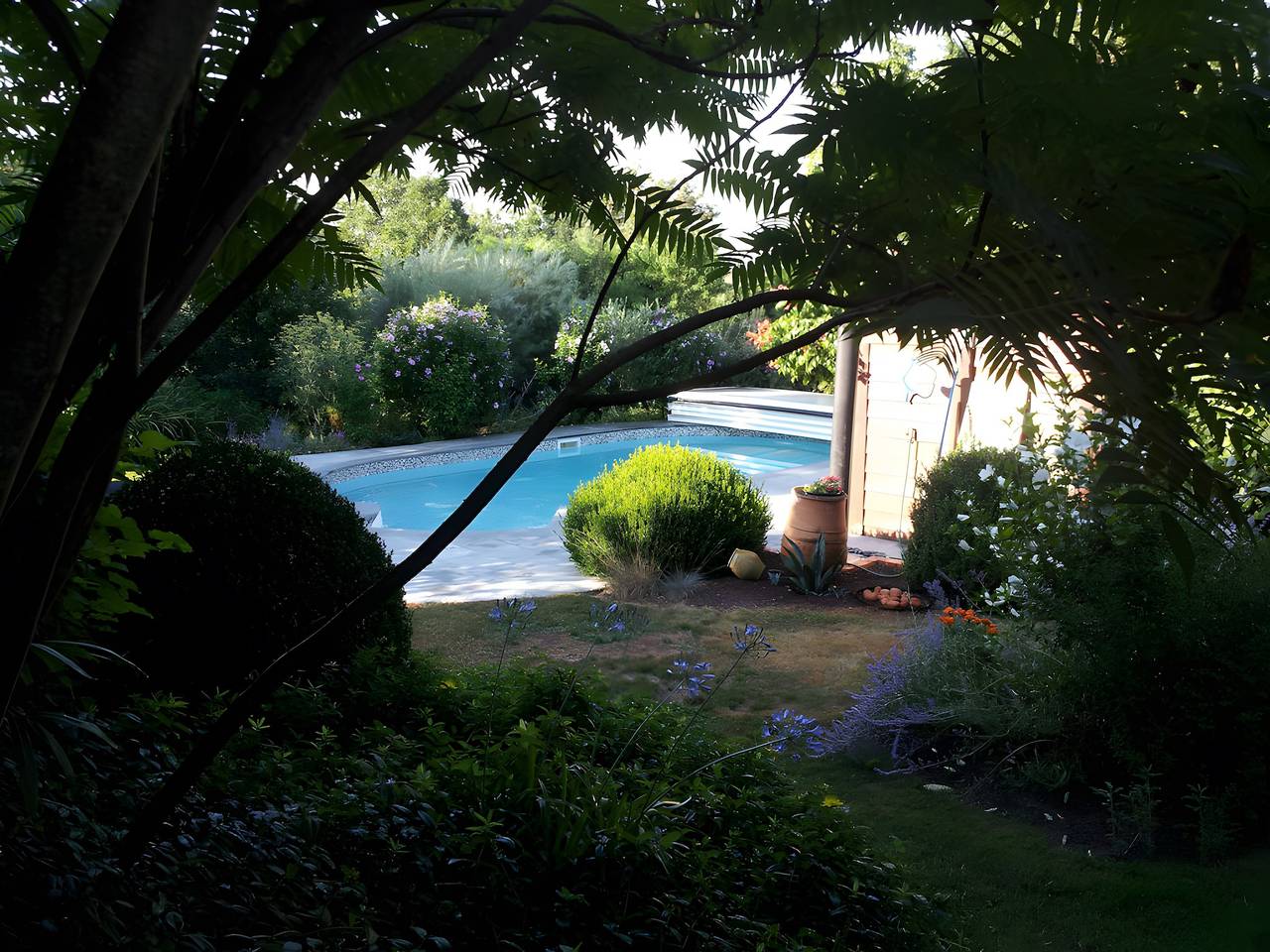 Maison de vacances « Superbe Grange, proche Puy du Fou » au calme, avec piscine, jardin arboré in Bressuire, Deux-Sèvres