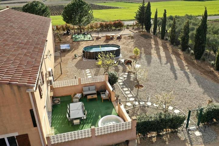 Location de vacances pour 11 personnes, avec jardin ainsi que vue et piscine, animaux acceptés à Saint-Jean-de-Fos