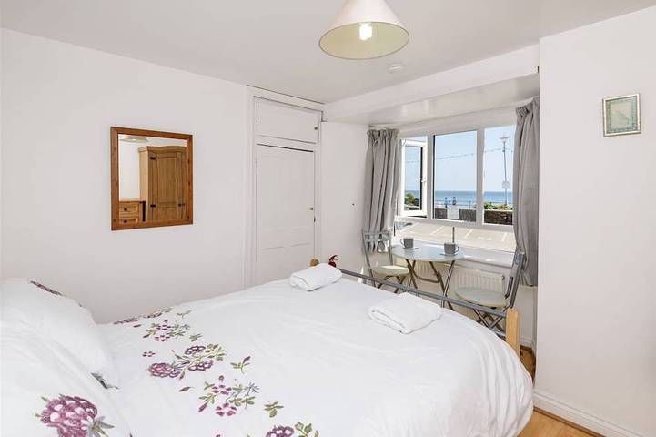 Casa frente al mar con vistas a la playa de Looe. Espacio de estacionamiento reservado 1 minuto a pie! in Looe, Cornualles