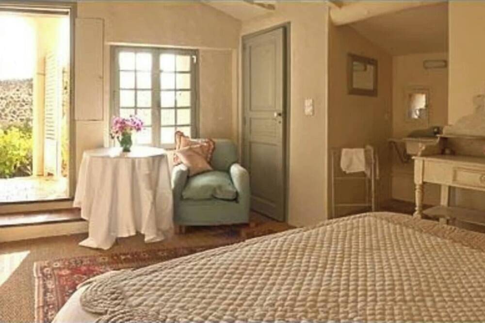Lovely 2 pers. Balcony Room in Lourmarin village with a view on the Chateau in Lourmarin, Parc naturel régional du Luberon