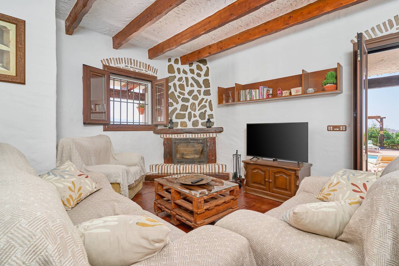Villa 'Cortijo Miraflores' con vista mare, piscina privata e Wi-Fi in Arenas, Provincia di Malaga